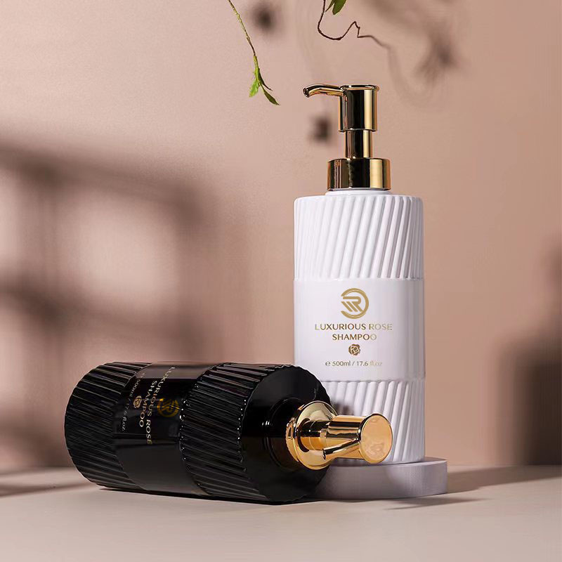 Miljøvenlig 500 ml flad skuldershampoo brusegelflaske Hvid sort stribepressende plastpumpeemulsionsemballage til lotionbrug Miljøvenlig 500 ml flad skuldershampoo brusegelflaske Hvid sort stribepressende plastpumpeemulsionsemballage til lotionbrug