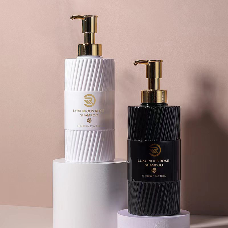 Miljøvenlig 500 ml flad skuldershampoo brusegelflaske Hvid sort stribepressende plastpumpeemulsionsemballage til lotionbrug
