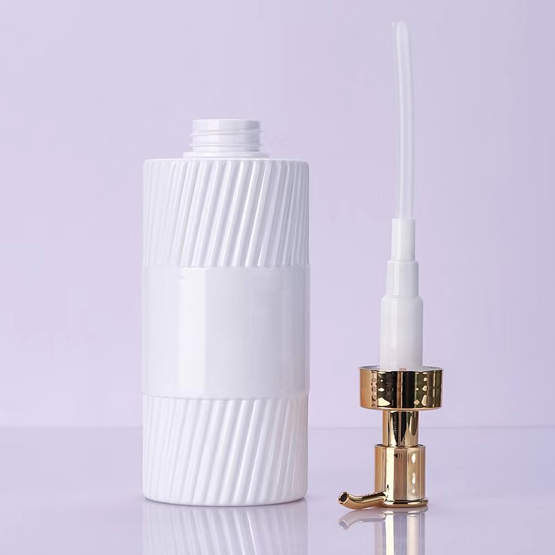 Miljøvenlig 500 ml flad skuldershampoo brusegelflaske Hvid sort stribepressende plastpumpeemulsionsemballage til lotionbrug Miljøvenlig 500 ml flad skuldershampoo brusegelflaske Hvid sort stribepressende plastpumpeemulsionsemballage til lotionbrug