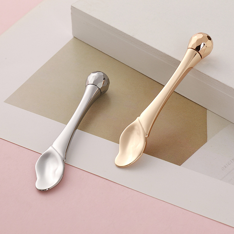 Eye Roller Massage Stick Øjencreme Applikator Kosmetiske spatler Anti-rynke ansigtsske Guldlegering Ansigtsplejeværktøj Eye Roller Massage Stick Øjencreme Applikator Kosmetiske spatler Anti-rynke ansigtsske Guldlegering Ansigtsplejeværktøj